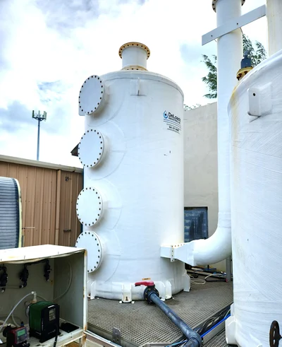 Odour control scrubber with degasifier